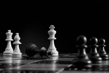 Satranç tahtasında fotoğraflanmış.