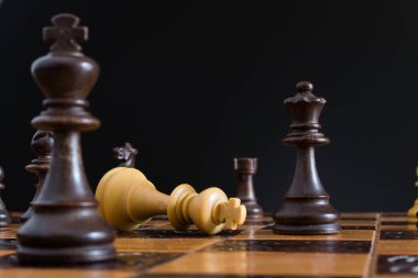 Satranç tahtasında fotoğraflanmış.