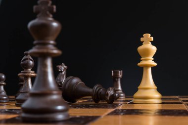 Satranç tahtasında fotoğraflanmış.