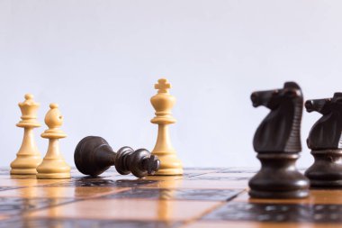 Satranç tahtasında fotoğraflanmış.