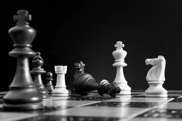 Satranç tahtasında fotoğraflanmış.