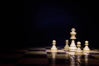 Satranç tahtasında fotoğraflanmış.