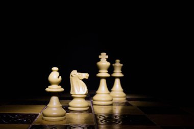 Satranç tahtasında fotoğraflanmış.