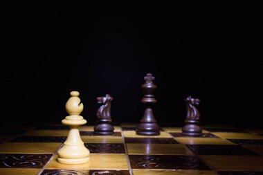 Satranç tahtasında fotoğraflanmış.