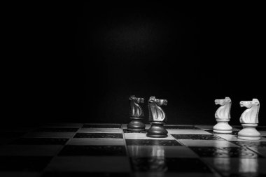 Satranç tahtasında fotoğraflanmış.