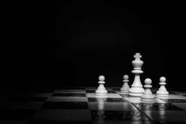 Satranç tahtasında fotoğraflanmış.