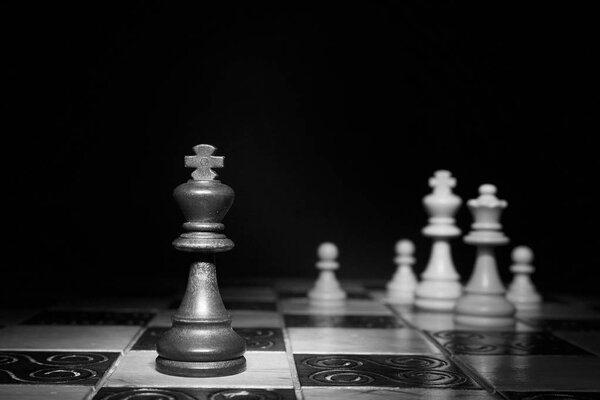 шахматы, сфотографированные на шахматной доске