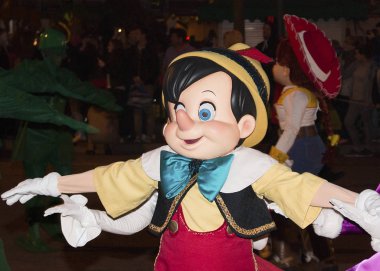 Fransa, Paris Eurodisney Park, 10/30/2015, parade park içinde maskeler..