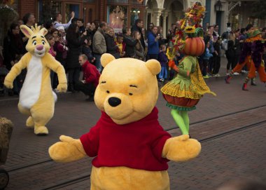 Fransa, Paris Eurodisney Park, 10/30/2015, parade park içinde maskeler..
