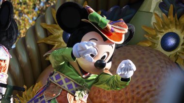 Fransa, Paris Eurodisney Park, 10/30/2015, parade park içinde maskeler..