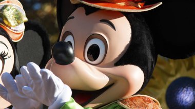 Fransa, Paris Eurodisney Park, 10/30/2015, parade park içinde maskeler..