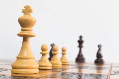 Satranç tahtasında fotoğraflanmış.