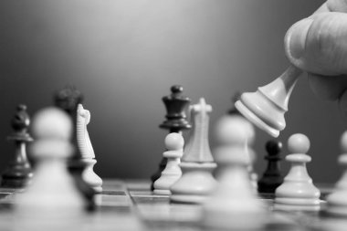 Satranç tahtasında fotoğraflanmış.