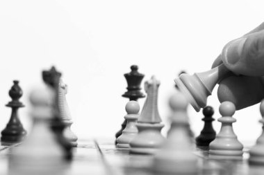 Satranç tahtasında fotoğraflanmış.