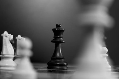 Satranç tahtasında fotoğraflanmış.