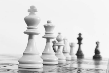 Satranç tahtasında fotoğraflanmış.