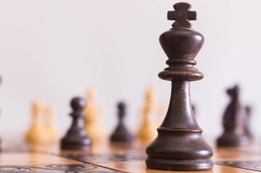 Satranç tahtasında fotoğraflanmış.