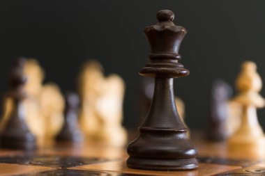 Satranç tahtasında fotoğraflanmış.