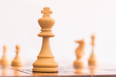 Satranç tahtasında fotoğraflanmış.