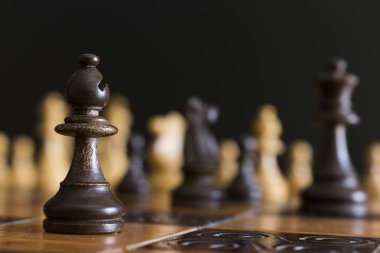 Satranç tahtasında fotoğraflanmış.