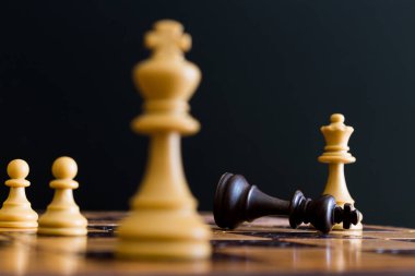 Satranç tahtasında fotoğraflanmış.