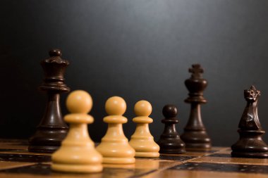 Satranç tahtasında fotoğraflanmış.