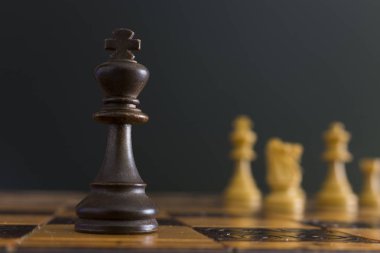 Satranç tahtasında fotoğraflanmış.