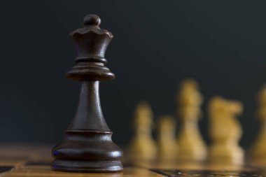 Satranç tahtasında fotoğraflanmış.