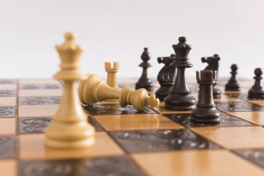 Satranç tahtasında fotoğraflanmış.