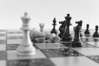 Satranç tahtasında fotoğraflanmış.