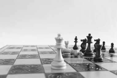 Satranç tahtasında fotoğraflanmış.