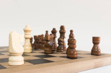 Satranç tahtasında fotoğraflanmış.