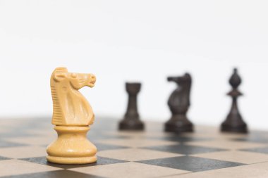 Satranç tahtasında fotoğraflanmış.