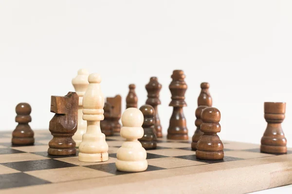 Satranç tahtasında fotoğraflanmış.