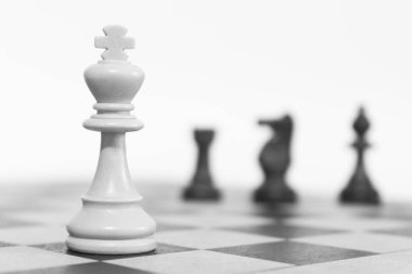 Satranç tahtasında fotoğraflanmış.