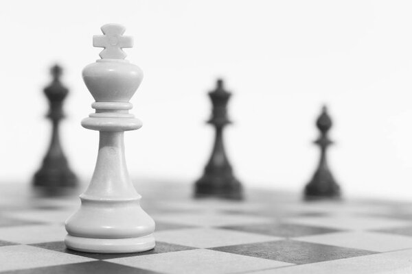 шахматы, сфотографированные на шахматной доске