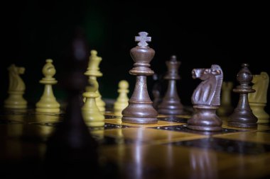 Satranç tahtasında fotoğraflanmış.