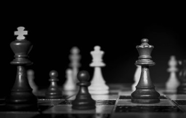 Satranç tahtasında fotoğraflanmış.