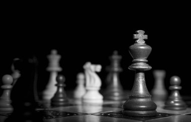 Satranç tahtasında fotoğraflanmış.