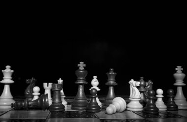 Satranç tahtasında fotoğraflanmış.