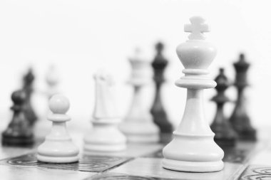 Satranç tahtasında fotoğraflanmış.