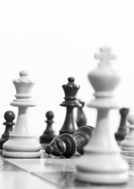 Satranç tahtasında fotoğraflanmış.