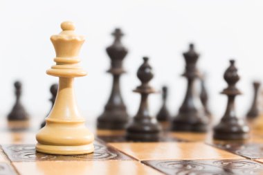 Satranç tahtasında fotoğraflanmış.