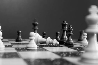 Satranç tahtasında fotoğraflanmış.