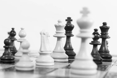 Satranç tahtasında fotoğraflanmış.