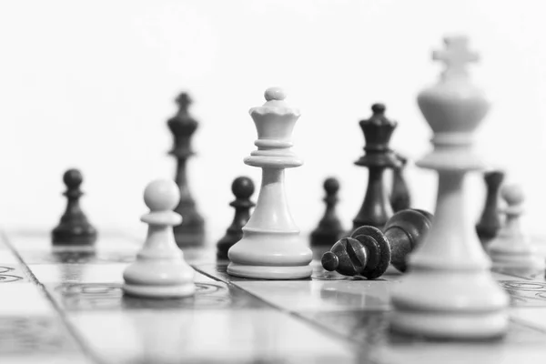 Satranç tahtasında fotoğraflanmış.