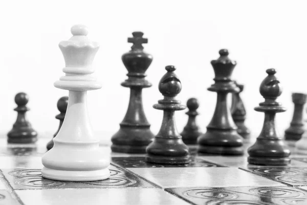 Satranç tahtasında fotoğraflanmış.