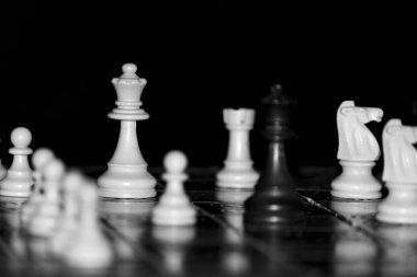 Satranç tahtasında fotoğraflanmış.