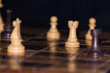 Satranç tahtasında fotoğraflanmış.