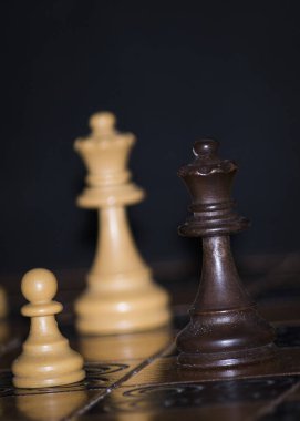 Satranç tahtasında fotoğraflanmış.